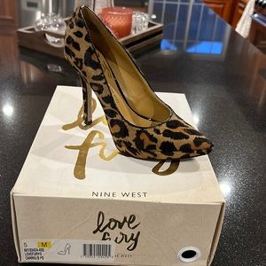 Nine West high heel leopard print pump size 5, almost new